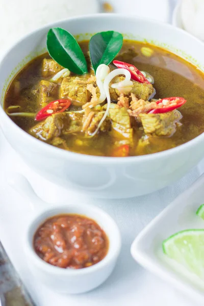 Rawon Adalah Sup Hitam Tradisional Indonesia Disajikan Dengan Nasi Uap — Stok Foto