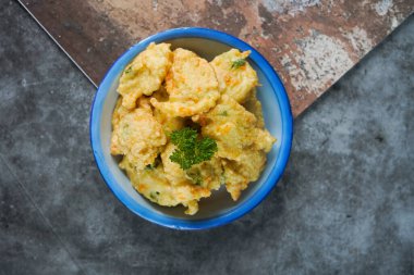 Bakwan tahu. Kızarmış tofu ve sebze karışımı. 