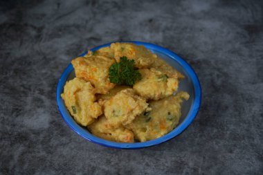Bakwan tahu. Kızarmış tofu ve sebze karışımı. 