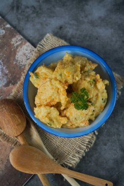 Bakwan tahu. Kızarmış tofu ve sebze karışımı. 