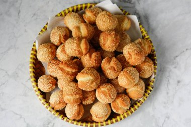 Onde onde, Endonezya geleneksel atıştırmalığı. Yapışkan pirinç unu ve susam tohumlarının karışımı buğday unundan yapılır..