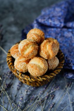 Onde onde, Endonezya geleneksel atıştırmalığı. Yapışkan pirinç unu ve susam tohumlarının karışımı buğday unundan yapılır..