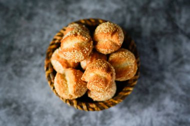 Onde onde, Endonezya geleneksel atıştırmalığı. Yapışkan pirinç unu ve susam tohumlarının karışımı buğday unundan yapılır..