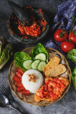 Ayam geprek, Endonezya usulü kızarmış tavuk ezmesi, acılı ve sarımsaklı pirinç ve sebzeli.