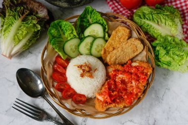 Ayam geprek, Endonezya usulü kızarmış tavuk ezmesi, acılı ve sarımsaklı pirinç ve sebzeli.
