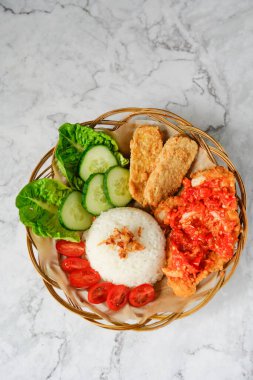 Ayam geprek, Endonezya usulü kızarmış tavuk ezmesi, acılı ve sarımsaklı pirinç ve sebzeli.