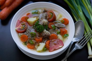 Sop daging sapi Endonezya 'nın et ve sebzeli berrak çorbası. 