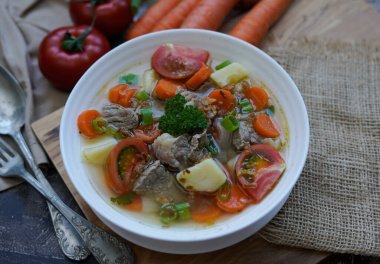Sop daging sapi Endonezya 'nın et ve sebzeli berrak çorbası. 