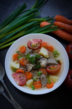 Sop daging sapi Endonezya 'nın et ve sebzeli berrak çorbası. 