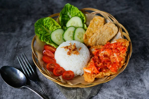 Ayam Geprek Adalah Ayam Goreng Indonesia Dengan Cabai Dan Rasa — Stok Foto