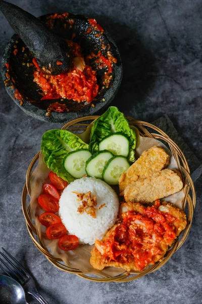 Ayam Geprek Indonesisk Friterad Kyckling Krossad Med Chili Och Vitlök — Stockfoto