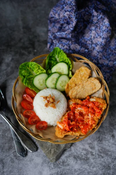 Ayam Geprek Indonesisk Friterad Kyckling Krossad Med Chili Och Vitlök — Stockfoto