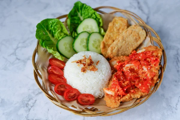 Ayam Geprek Adalah Ayam Goreng Indonesia Dengan Cabai Dan Rasa — Stok Foto