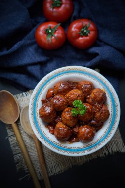 Acı biber soslu tofu topları.