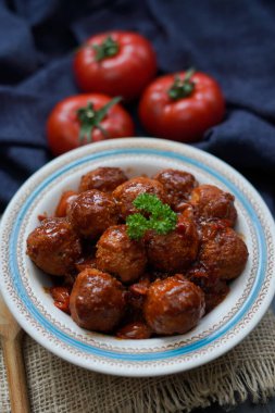 Acı biber soslu tofu topları.
