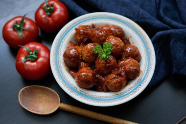 Acı biber soslu tofu topları.