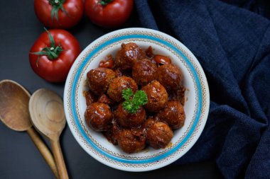 Acı biber soslu tofu topları.