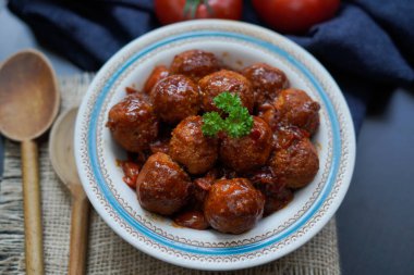 Acı biber soslu tofu topları.