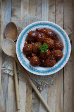 Acı biber soslu tofu topları.