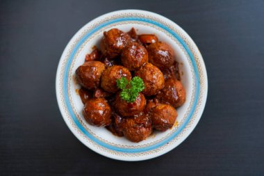 Acı biber soslu tofu topları.