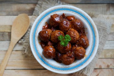Acı biber soslu tofu topları.