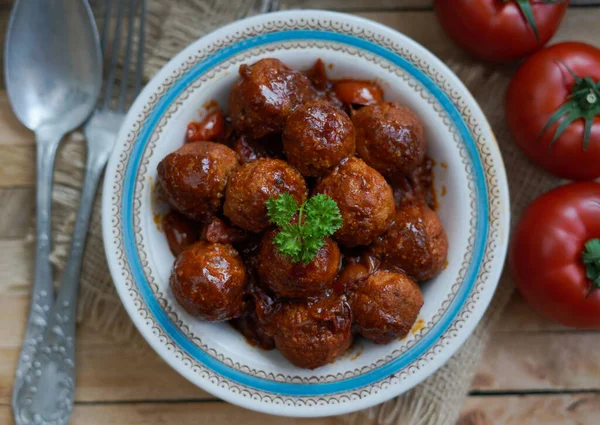 Acı biber soslu tofu topları.