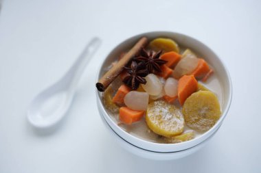 Endonezya Tatlısı Kolak Pisang Ubi / Muz ve Tatlı Patates Komplosu. Hindistan cevizi sütü, palmiye şekeri ve pandanus yapraklarıyla pişirilmiş muz. Ramadhan sırasında çok popüler.