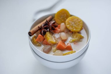 Endonezya Tatlısı Kolak Pisang Ubi / Muz ve Tatlı Patates Komplosu. Hindistan cevizi sütü, palmiye şekeri ve pandanus yapraklarıyla pişirilmiş muz. Ramadhan sırasında çok popüler.