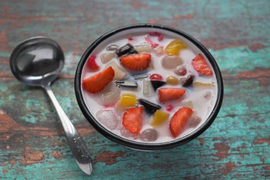 Es Campur 'da. Karışık meyve, jöle, süt ve çilek şurubundan yapılmış buzlu tatlı içeceği. Ramadhan sırasında çok ünlü