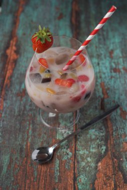 Es Campur 'da. Karışık meyve, jöle, süt ve çilek şurubundan yapılmış buzlu tatlı içeceği. Ramadhan sırasında çok ünlü