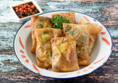 Martabak telur mini, Endonezya sokak yemeği. Yumurta, kıyma ve sebzeyle doldurulmuş kızarmış dürüm.