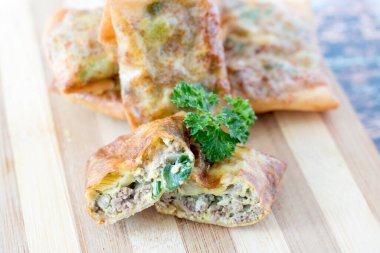 Martabak telur mini, Endonezya sokak yemeği. Yumurta, kıyma ve sebzeyle doldurulmuş kızarmış dürüm.