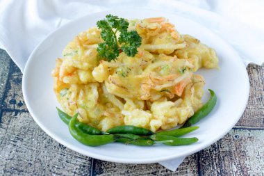 Bakwan sayur veya Bala-bala, lahana, havuç ve filizlenme gibi un ve sebzelerden yapılan bir Endonezya atıştırmalığı.