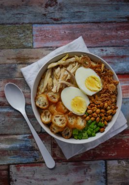 Bubur ayam, dilimlenmiş tavuklu Endonezya pirinç lapası.