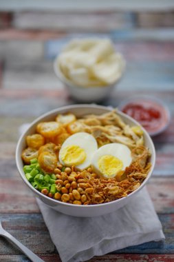 Bubur ayam, dilimlenmiş tavuklu Endonezya pirinç lapası.