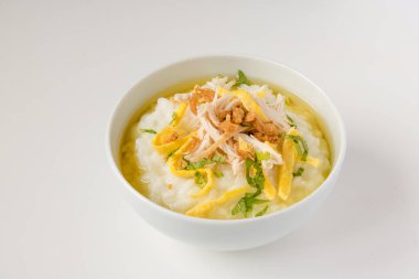 Bubur ayam, dilimlenmiş tavuklu Endonezya pirinç lapası.