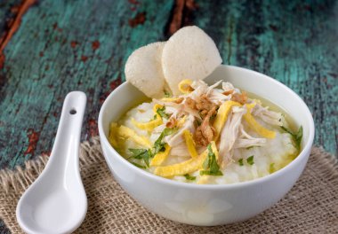 Bubur ayam, dilimlenmiş tavuklu Endonezya pirinç lapası.