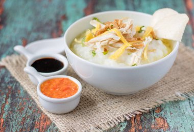 Bubur ayam, dilimlenmiş tavuklu Endonezya pirinç lapası.