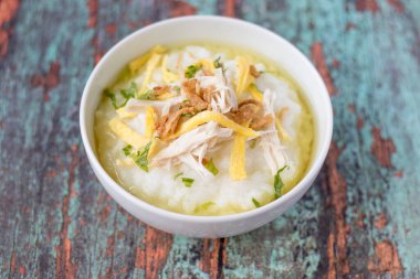 Bubur ayam, dilimlenmiş tavuklu Endonezya pirinç lapası.