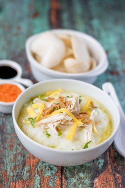 Bubur ayam, dilimlenmiş tavuklu Endonezya pirinç lapası.
