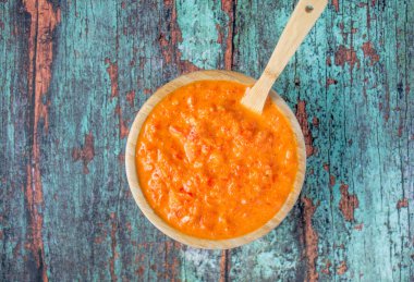 Ev yapımı taze sambal domates (baharatlı biber ve domates sambal))