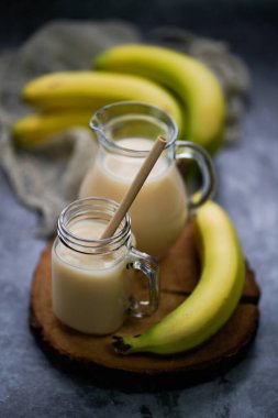 Ev yapımı taze muz suyu. 