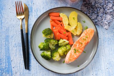 Brokolili ızgara somon, havuç ve patates.