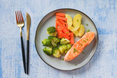 Brokolili ızgara somon, havuç ve patates.