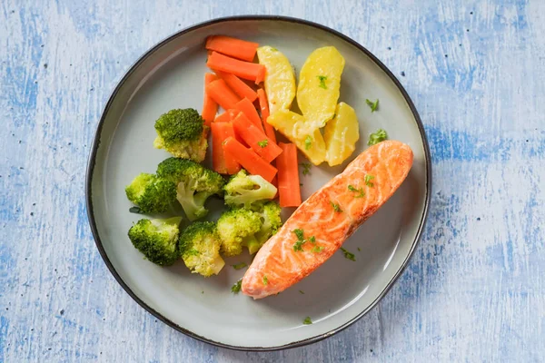 Grill Salmon Broccoli Carrots Potatoes — Stock Photo, Image