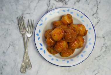 Cilok tapyoka veya aci unundan yapılır ve tıkaçla servis edilir, cilok çiğnenmiş dokuya sahip yuvarlak şekilli bir aperatiftir ve fıstık sosuyla servis edilir.