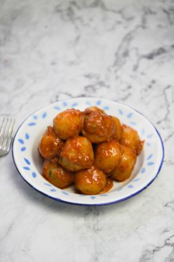 Cilok tapyoka veya aci unundan yapılır ve tıkaçla servis edilir, cilok çiğnenmiş dokuya sahip yuvarlak şekilli bir aperatiftir ve fıstık sosuyla servis edilir.