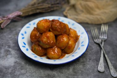 Cilok tapyoka veya aci unundan yapılır ve tıkaçla servis edilir, cilok çiğnenmiş dokuya sahip yuvarlak şekilli bir aperatiftir ve fıstık sosuyla servis edilir.