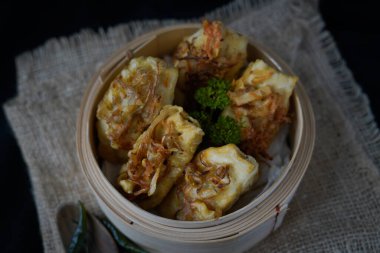 Tahu Isi kızartılmış soya peyniri, doğranmış sebze ve taze biberle servis ediliyor. 