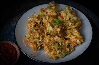 Endonezya Atıştırmalığı Bakwan, acı biber soslu sebzeli börek, koyu renk fotoğraf.